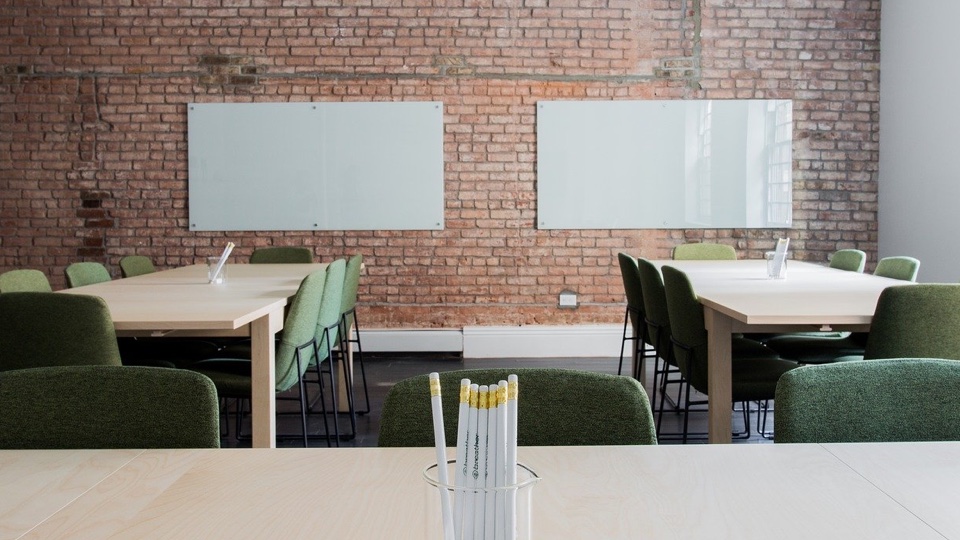 An empty classroom to learn in (photo: Pixaby)