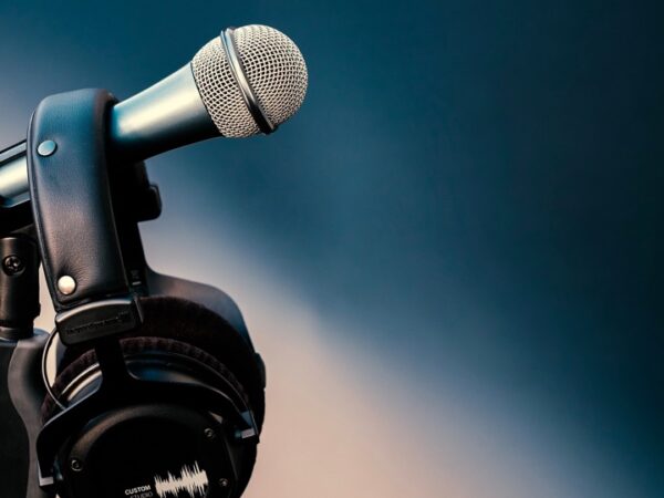 Microphone and headphones (Pixabay / Bruno)