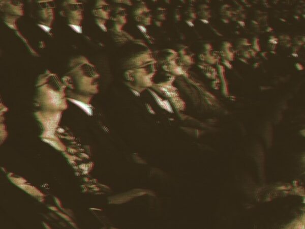 Viewing 3D in an iMax theatre (Nasa / Goddard Space Center).