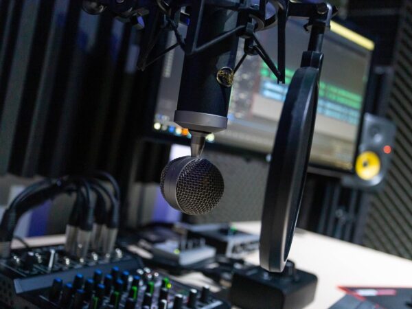 Microphone and audio software (Pixaby)
