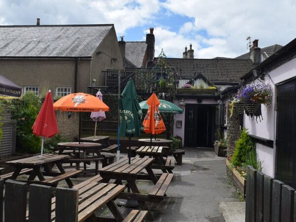 Black Bull, Wetherby, West Yorkshire (cc Wikimedia / Mtaylor848)