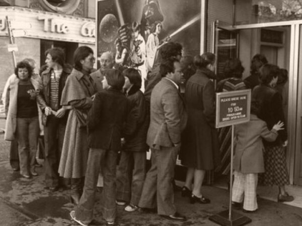 UK audience queueing to see Star Wars in December 1977 (CC Wikimedia)