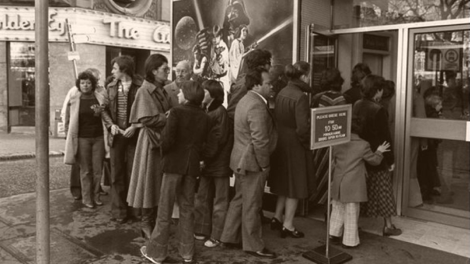 UK audience queueing to see Star Wars in December 1977 (CC Wikimedia)